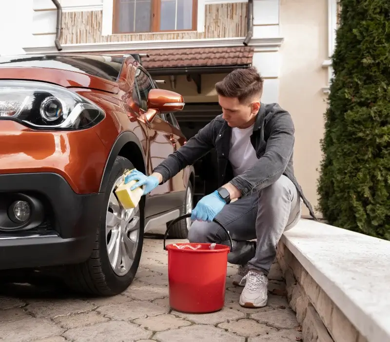 Lavage auto à domicile Juzennecourt : professionnel intervenant sur un véhicule